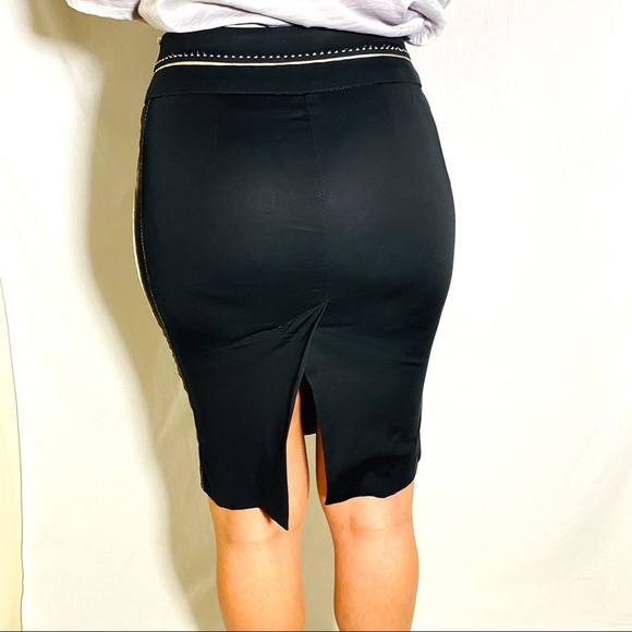 BEBE ▪️SEAMED PONTE SKIRT W/ SATIN PIPING - Picture 3 of 3